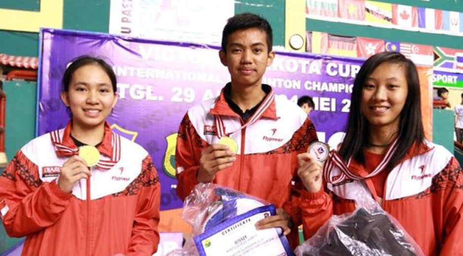 Mychelle/Andika dan Vania bersama medalinya